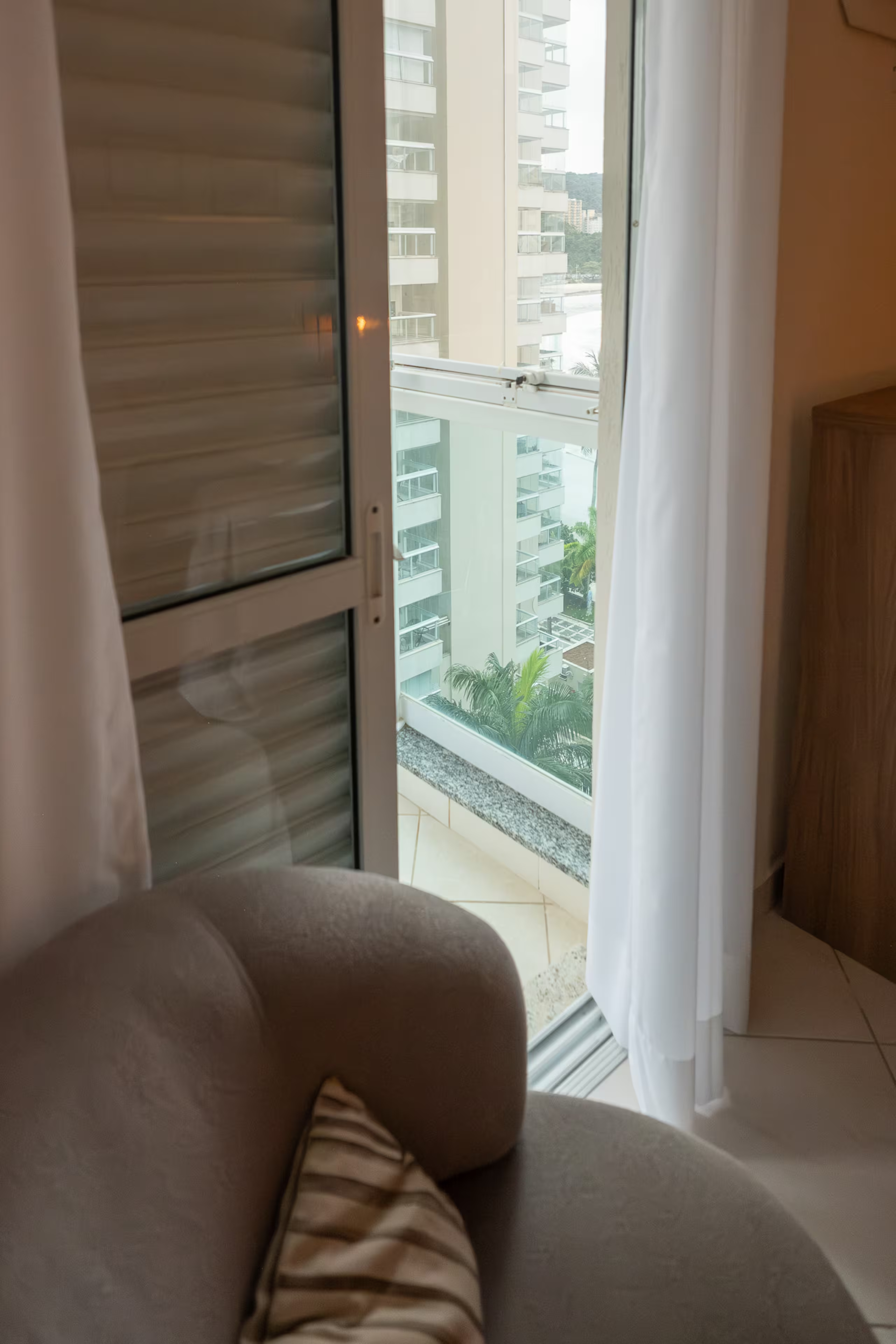 Quarto 1 - Armários e iluminação
